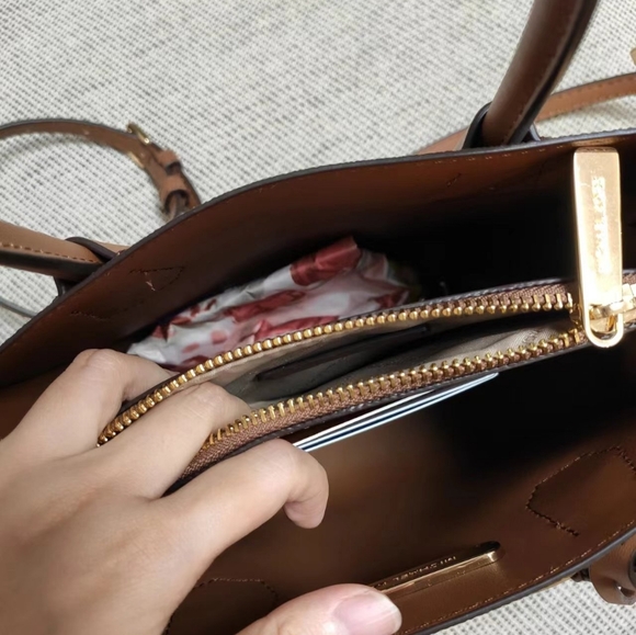 💎 Michael Kors Metal Logo Totes Silver tone hardware 💎 - Picture 3 of 5